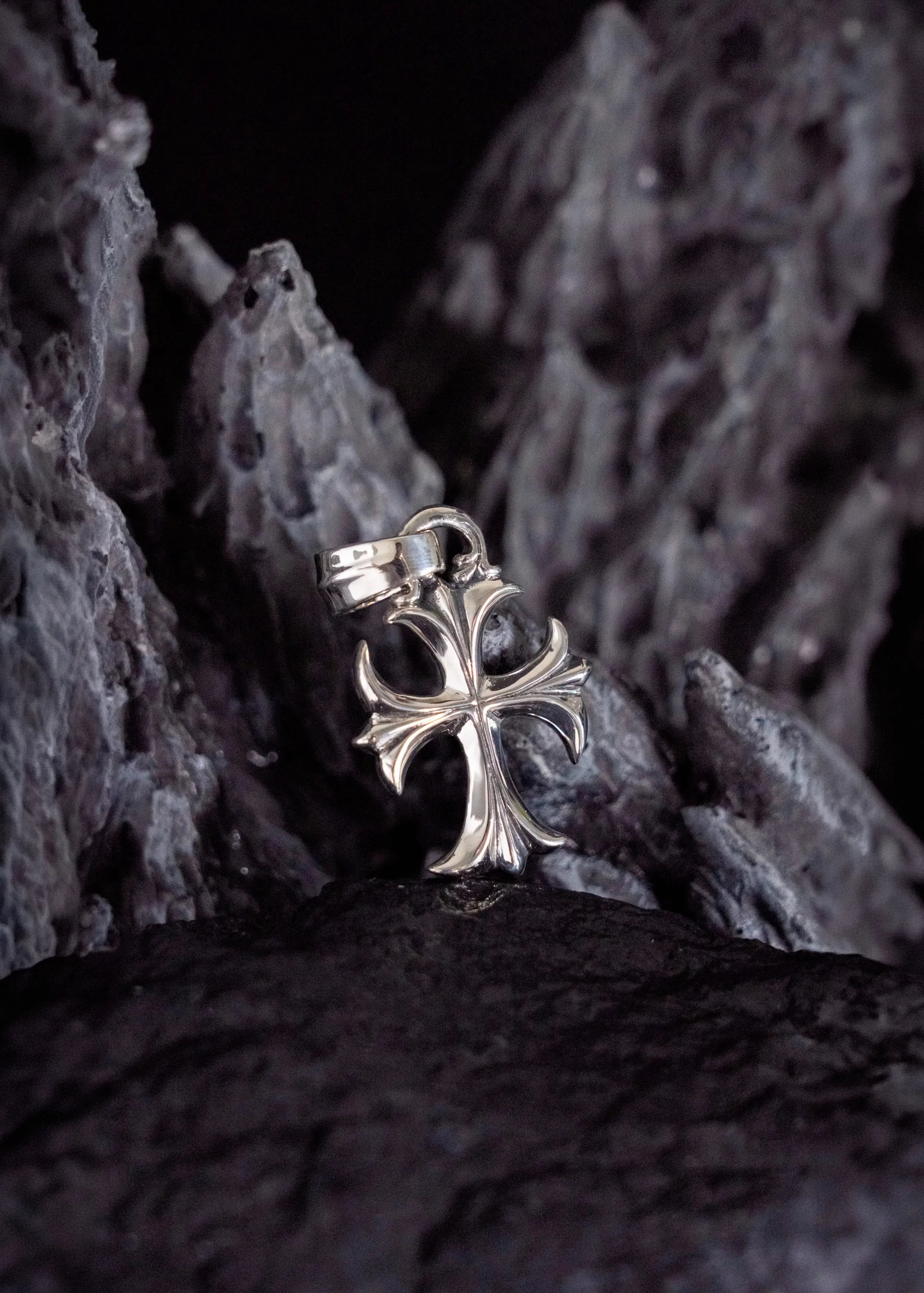2002 GOTHIC CROSS PENDANT